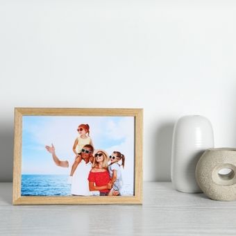 ilustrasi foto keluarga di rak mengapung