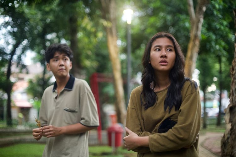 Pemeran utama film Penyalin Cahaya, Chicco Kurniawan (kiri) dan Shenina Cinnammon.