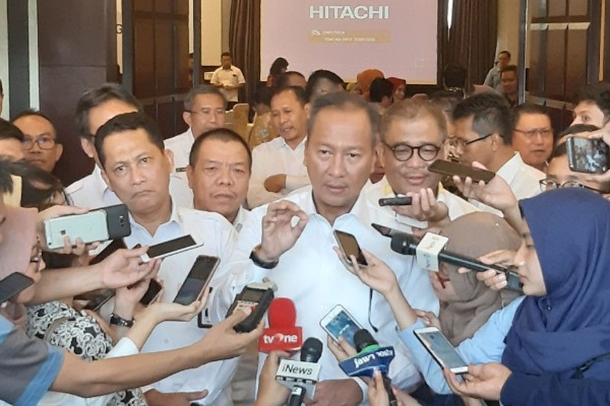 Menteri Sosial (Mensos) Agus Gumiwang Kartasasmita memberikan keterangan kepada para jurnalis sesuai pembuka Rakor Penanganan Fakir Miskin bersama Bulog, di Royal Kuningan Hotel, Jakarta, Kamis (4/7/2019).