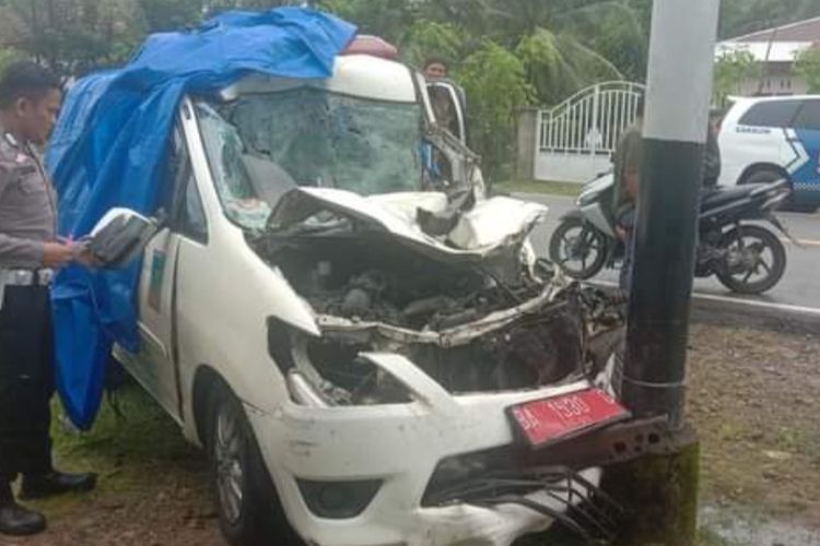 Ambulans tabrak truk sedang parkir di Pesisir Selatan, Minggu (7/5/2923)