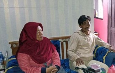 Euis, bidan Desa Buniara, Kecamatan Tanjungsiang, Subang (kiri), didampingi Juju Junaedi, suami Kurnaesih.  Adapun Kurnaesih meninggal usai ditolak oleh pihak RSUD Ciereng Subang.

