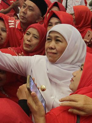 Gubernur Jawa Timur Khofifah Indar Parawansa (tengah) berswafoto dengan pedagang di sela acara Silaturahmi 1.000 Pedagang Kelontong di Gedung Islamic Center, Surabaya, Jawa Timur, Kamis (2/3/2023). Dalam kegiatan yang dihadiri 1.000 pedagang kelontong yang tergabung dalam Sampoerna Retail Community (SRC) tersebut Gubernur Jatim memberikan bantuan zakat produktif kepada 150 orang pelaku usaha ultra mikro guna meningkatkan kapasitas usaha mereka sehingga diharapkan dapat berdampak pada pemulihan dan pertumbuhan perekonomian nasional. ANTARA FOTO/Moch Asim/tom.