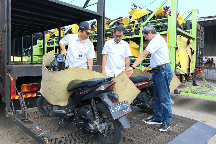 Antok bersama Direktur Sarana Transportasi Jalan Kemenhub Danto Restyawan dan Direktur Jenderal Angkutan Jalan Kemenhub Suharto saat melakukan inspeksi terhadap motor peserta mudik program MBBH 2023.