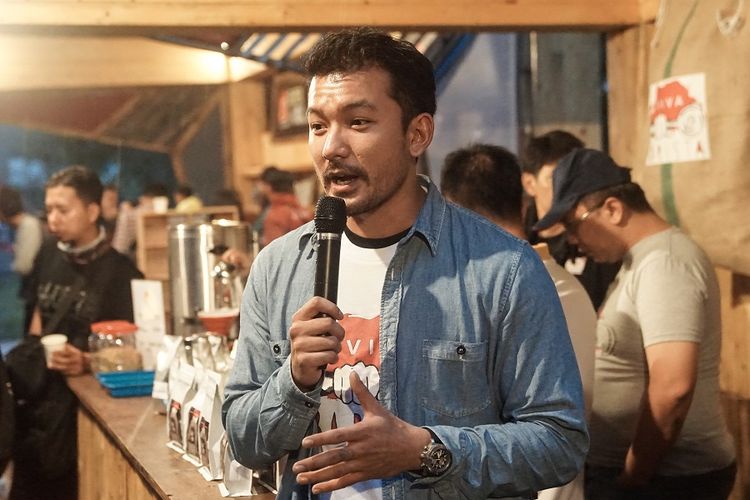 Rio Dewanto dari Viva Barista hadir di RockAdventure 2018 untuk memperkenalkan kopi-kopi lokal dan meraciknya bagi para peserta di gelaran konser rock alam terbuka tersebut.