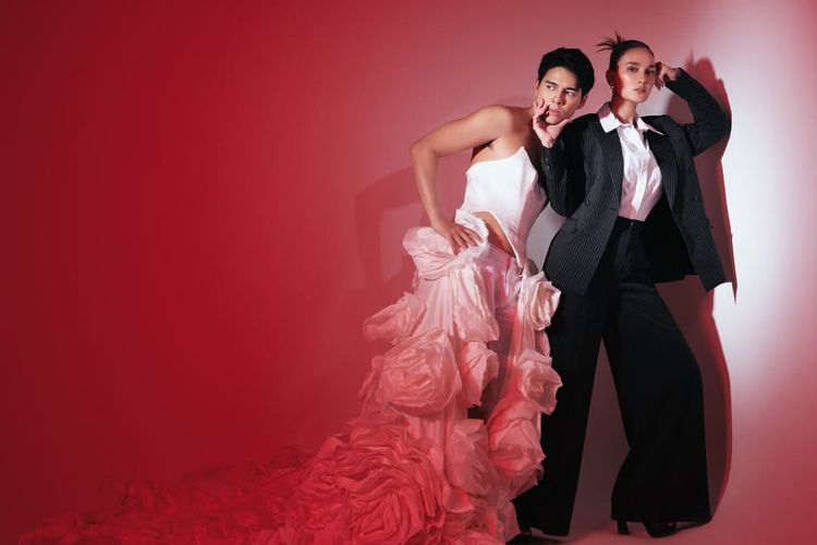 Photoshoot anniversary Luna Maya dan Maxime Bouttier viral karena konsep tukar peran. Ini 7 detail gaya yang jadi sorotan netizen.
