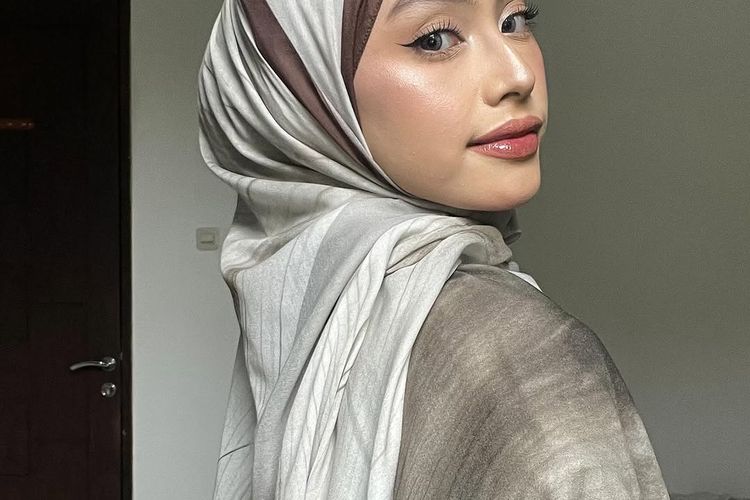 Tren pashmina motif kian populer, karena memberi sentuhan stylish yang mudah dipadu-padankan. Simak 5 rekomendasi pashmina motif dari brand lokal.