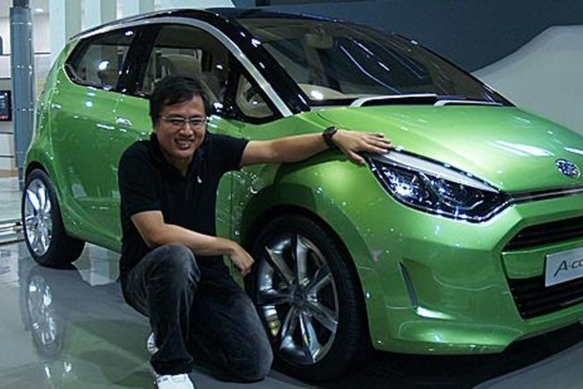 Mark Widjaja dengan karyanya Daihatsu A-Concept saat dipamerkan di IIMS2011