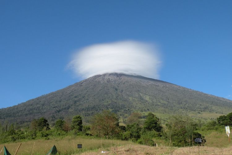 Topi awan yang muncul di Gunung Rinjani pada bulan Maret 2009.
