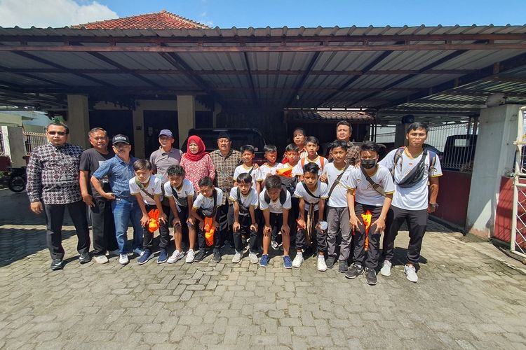 Pemain, pelatih, dan pendiri Sekolah Sepak Bola (SSB) Baturetno, Bantul, persiapan berangkat ke Malaysia