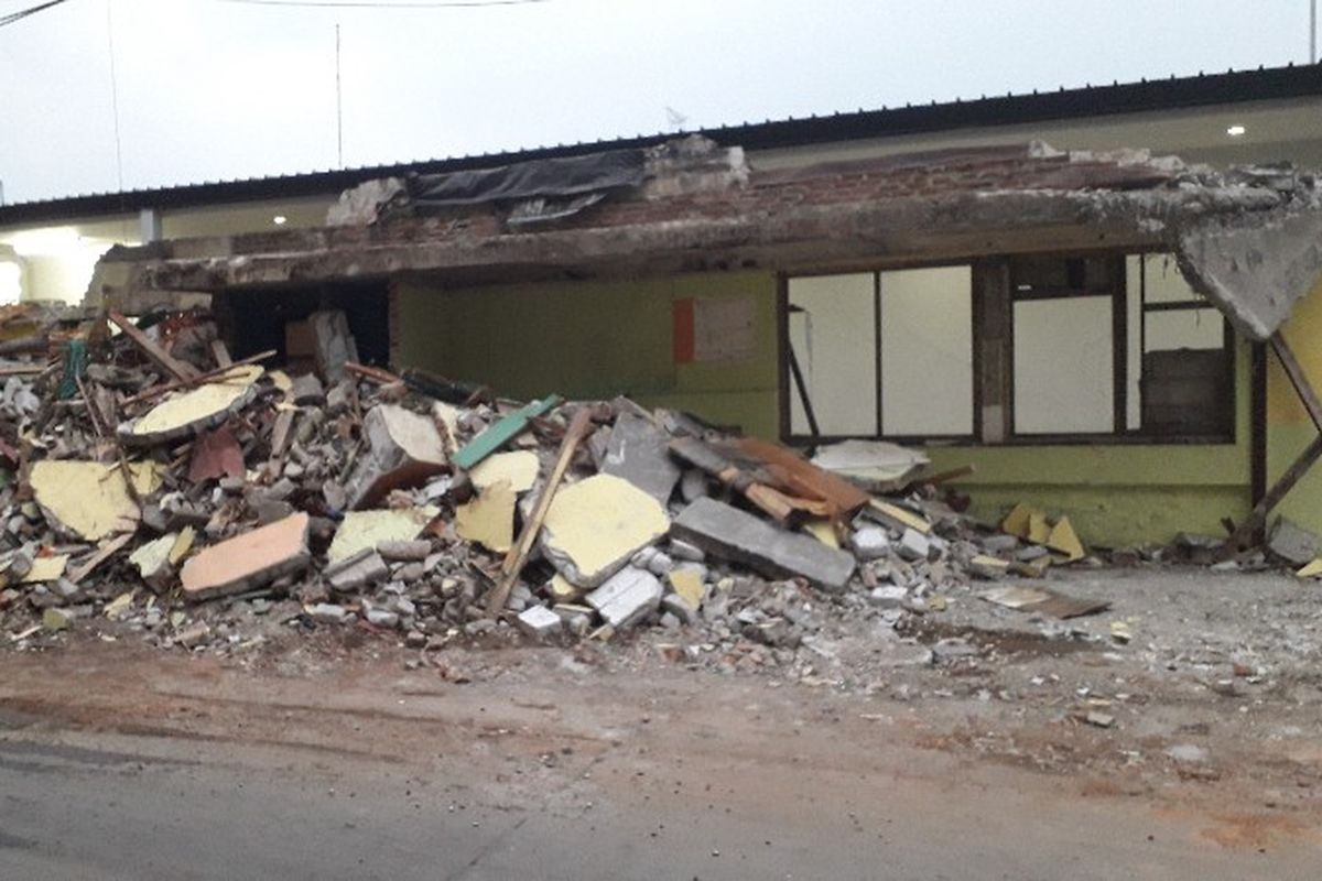 Pendidikan Anak Usia Dini (PAUD) Tunas Bina yang terletak Jalan Cengkeh Raya, RT 008 RW 007, Pinangsia, Tamansari, Jakarta Barat tak berbentuk lagi pada Kamis (18/10/2018) pukul 17.35 WIB. Tempat belajar anak tersebut menjadi korban penggusuran Pemprov DKI Jakarta pada Rabu (17/10/2018) sekitar pukul 09.00 WIB. 