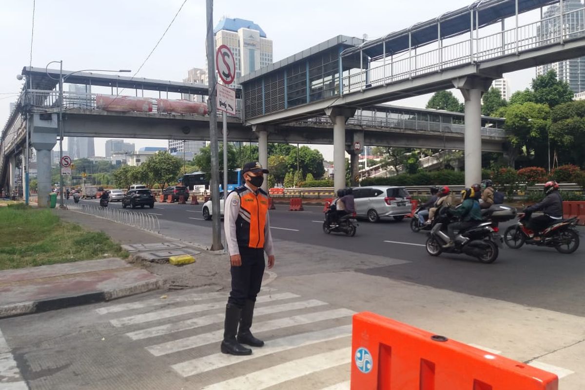 Petugas Suku Dinas Perhubungan Jakarta Selatan mengatur lalu lintas di persimpangan Jalan Pintas Garnisun-Gatot Subroto, Jakarta, Selasa (1/9/2020).
