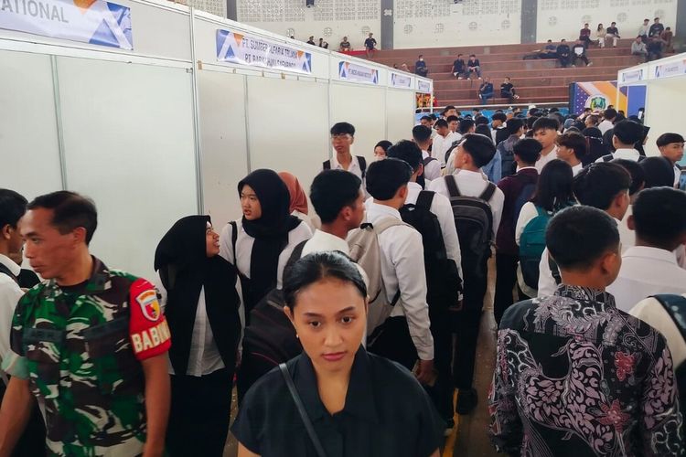 Ribuan pencari kerja memanfaatkan kegiatan Magetan Job Fair (MJF) 2025 di GOR Ki Mageti yang digelar selama 2 hari. Di MJF 2025 menghadirkan 67 perusahaan dengan total lowongan pekerjaan yang ditawarkan mencapai 16.622 lowongan kerja