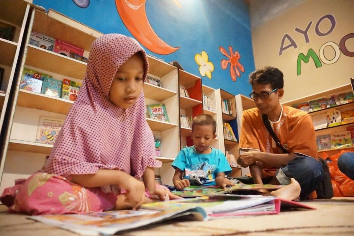 Anak-anak sedang membaca buku di Yayasan Bustanul Hikmah milik Fauzi, penjual jamu di Sidoarjo, Minggu (7/4/2017).