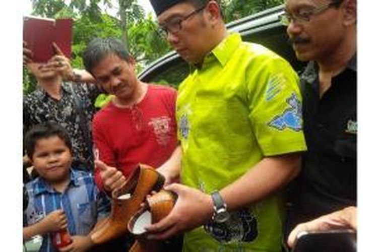 Wali Kota Bandung Ridwan Kamil meluncurkan sepatu dengan brand dirinya, RK Fashion. 