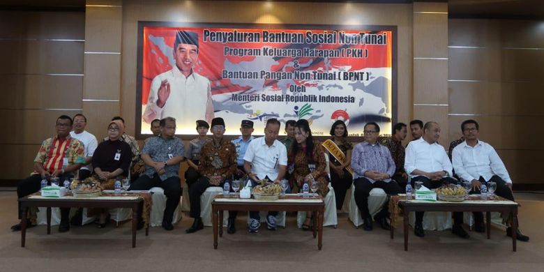 Menteri Sosial RI Agus Gumiwang Kartasasmita menghadiri acara penyaluran Bantuan Pangan Non Tunai (BPNT) kepada Keluarga Penerima Manfaat (KPM) di Asramah Haji Donohudan, Kabupaten Boyolali, Jumat (1/2/2019).
