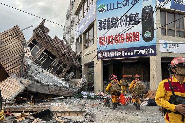 Bangunan tiga lantai dengan toserba 7-Eleven di lantai dasar yang ambruk akibat gempa Taiwan 18 September 2022 bermagnitudo 6,8. Pusat gempa sekitar 50 kilometer utara Kota Taitung dengan kedalaman 10 km.