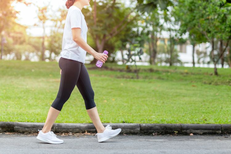 Salah satu manfaat jalan kaki 1 jam setiap hari adalah menurunkan berat badan.