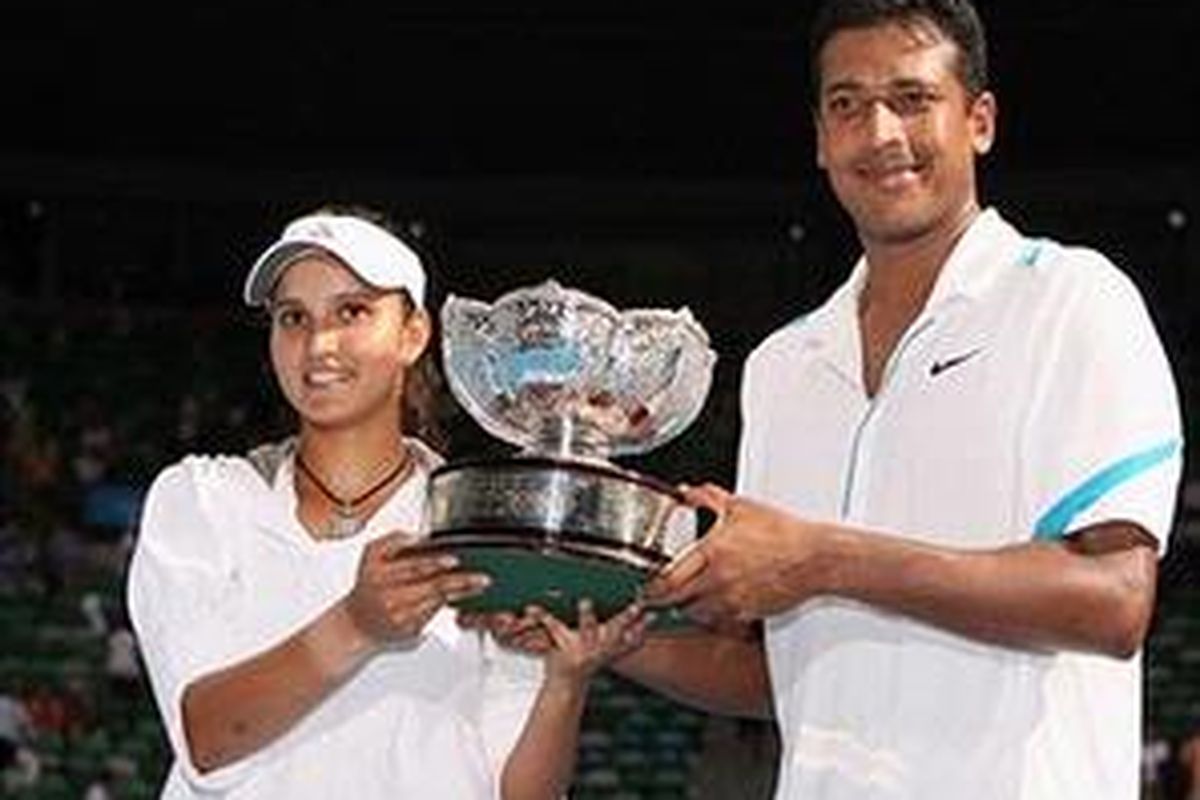 Sania Mirza (kiri) dan Mahesh Bhupathi mengangkat trofi Australia Terbuka setelah mereka menjadi juara di nomor ganda campuran.