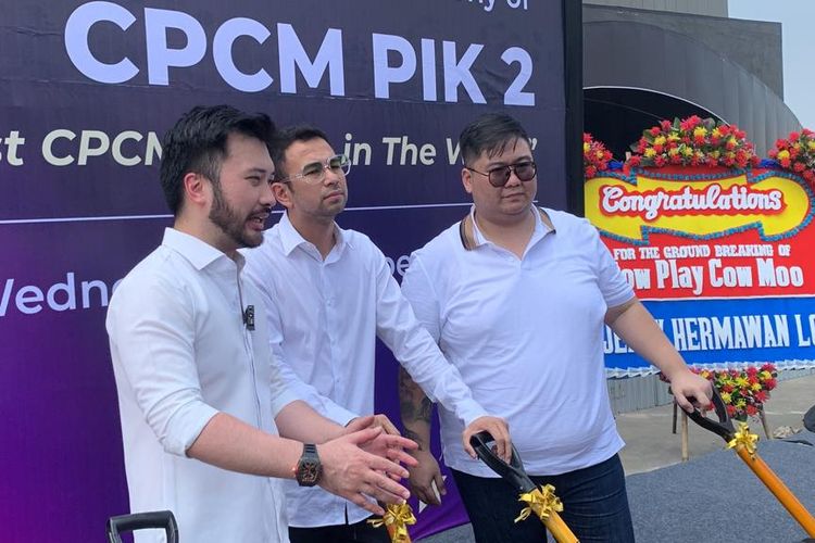 Acara peletakan batu pertama arcade game CPCM PIK 2 yang dihadiri oleh presenter Raffi Ahmad dan Rudy Salim selaku strategic partner & share holder di Phantom PIK 2, Rabu (13/12/2023). 