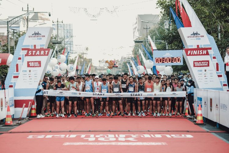 Lebih dari 2000 peserta lari Semarang 10K berkumpul di Balaikota Semarang, Jawa Tengah, Minggu (18/12/2022) pagi WIB.