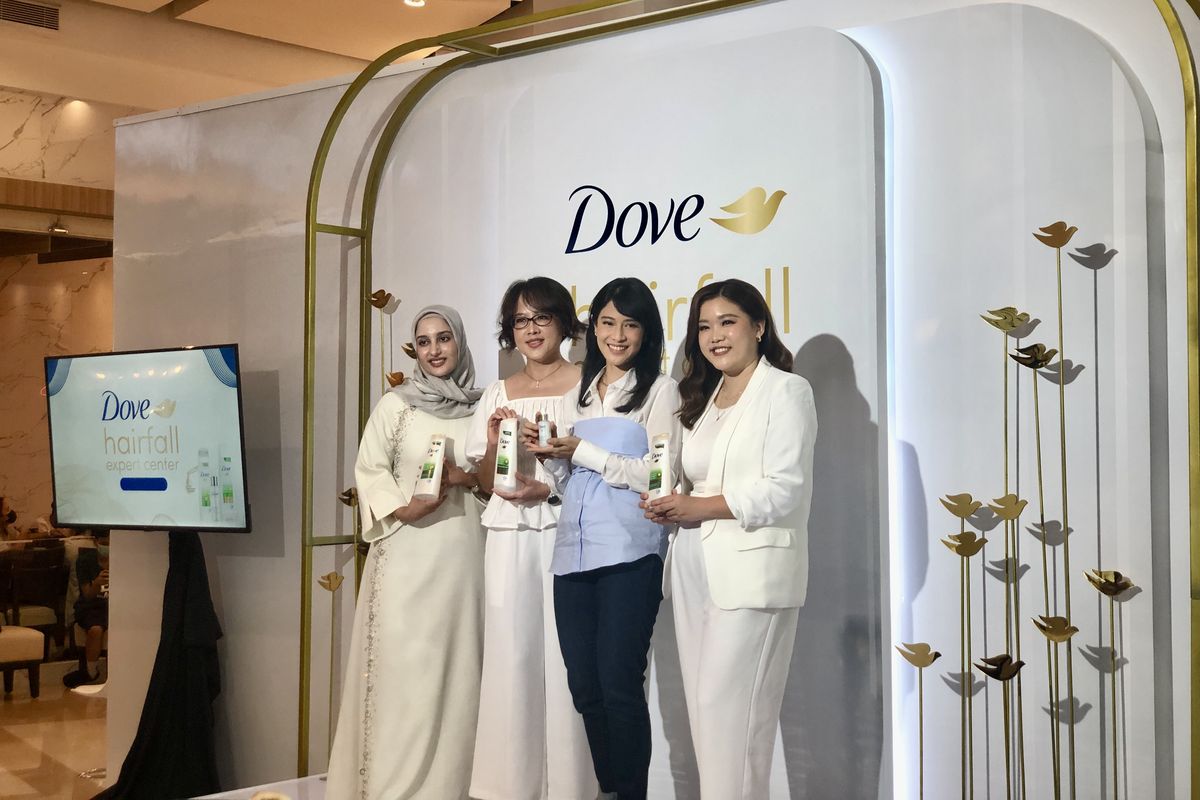 (ki-ka) dr. Kamilah Jaidi, Dipl. AAAM, MARS - Hair and Skin Expert, Christina Yusuf, Hair Care Senior R&D Manager Dove Indonesia, Dian Sastrowardoyo - Actress & Brand Ambassador Dove Indonesia, Gabriella Dhea Hartanto - Brand Manager Dove Indonesia.