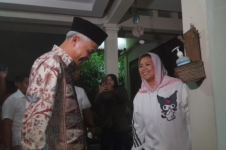 Bakal capres PDI-P Ganjar Pranowo dan Putri Presiden ke-4 RI Abdurrahman Wahid atau Gus Dur, Yenny Wahid bertemu di kediaman keluarga Gus Dur, kawasan Ciganjur, Jakarta Selatan, Minggu (13/8/2023) malam.