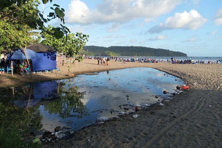 Wisatawan Keluhkan Aliran Air Hitam dan Bau di Pantai Barat Pengandaran