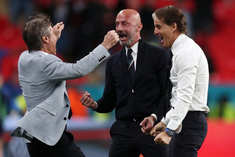 LONDON, INGGRIS - 26 JUNI: Roberto Mancini (kanan) melakukan selebrasi bersama Gianluca Vialli (tengah) dan Alberico Evani (kiri) dalam laga 16 besar Euro 2020 antara Italia vs Austria di Stadion Wembley, 26 Juni 2021. Gianluca Vialli meninggal dunia karena sakit kanker pada 6 Januari 2023 lalu.