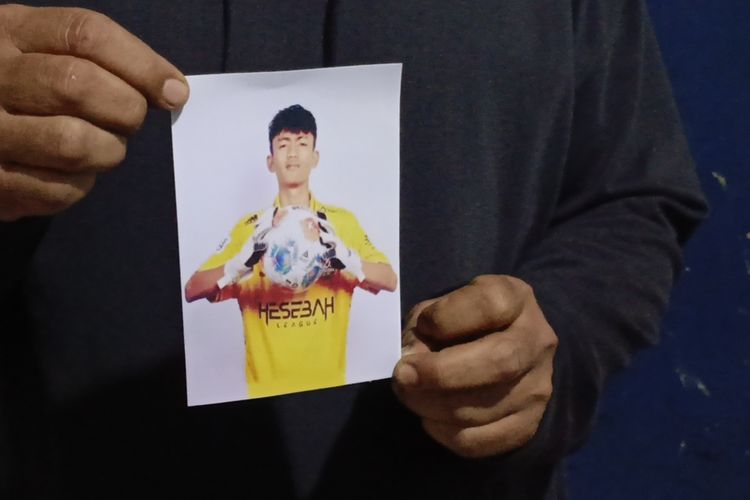 Imas Siti Rohana dan Dedi Solehudin (menggunakan jaket jeans) ayah Rizki Nur Fadhila (18) seorang remaja asal Kecamatan Dayeuhkolot, Kabupaten Bandung, Jawa Barat, yang menhadi korban TPPO, saat ditemui di kediamannya, Selasa (18/11/2025)