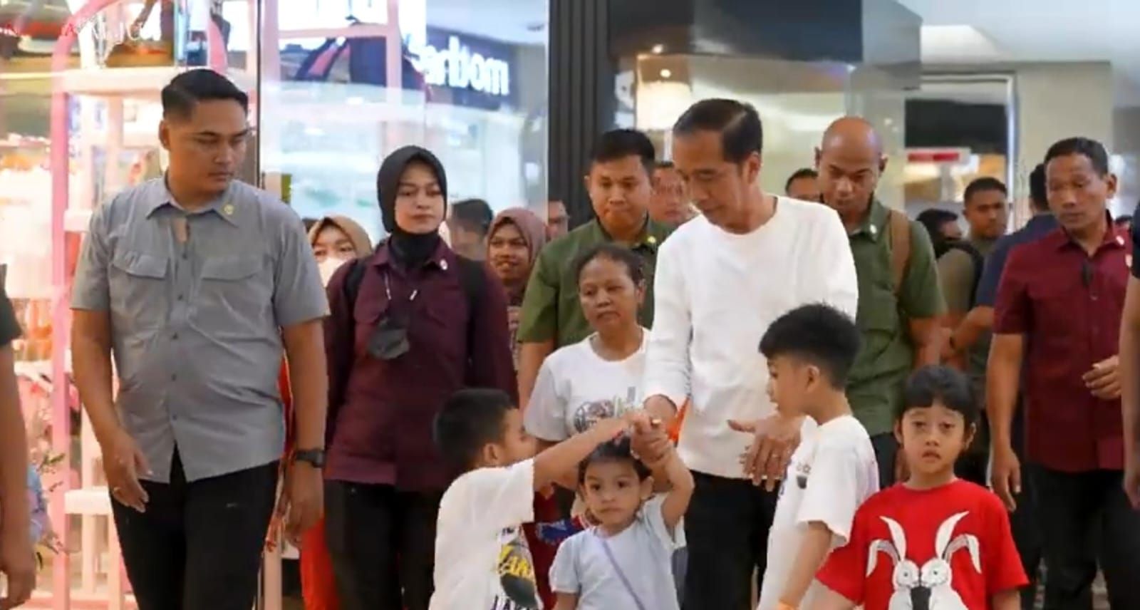 Momen Akhir Pekan Jokowi, Ajak 4 Cucu Main di Mal di Jakarta