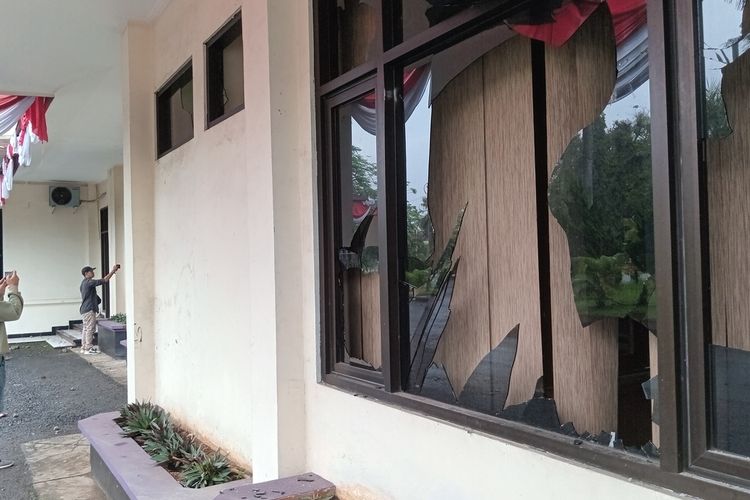 Kaca di kantor DPRD Kabupaten Ciamis pecah dirusak massa tak dikenal, Sabtu (30/8/2025).