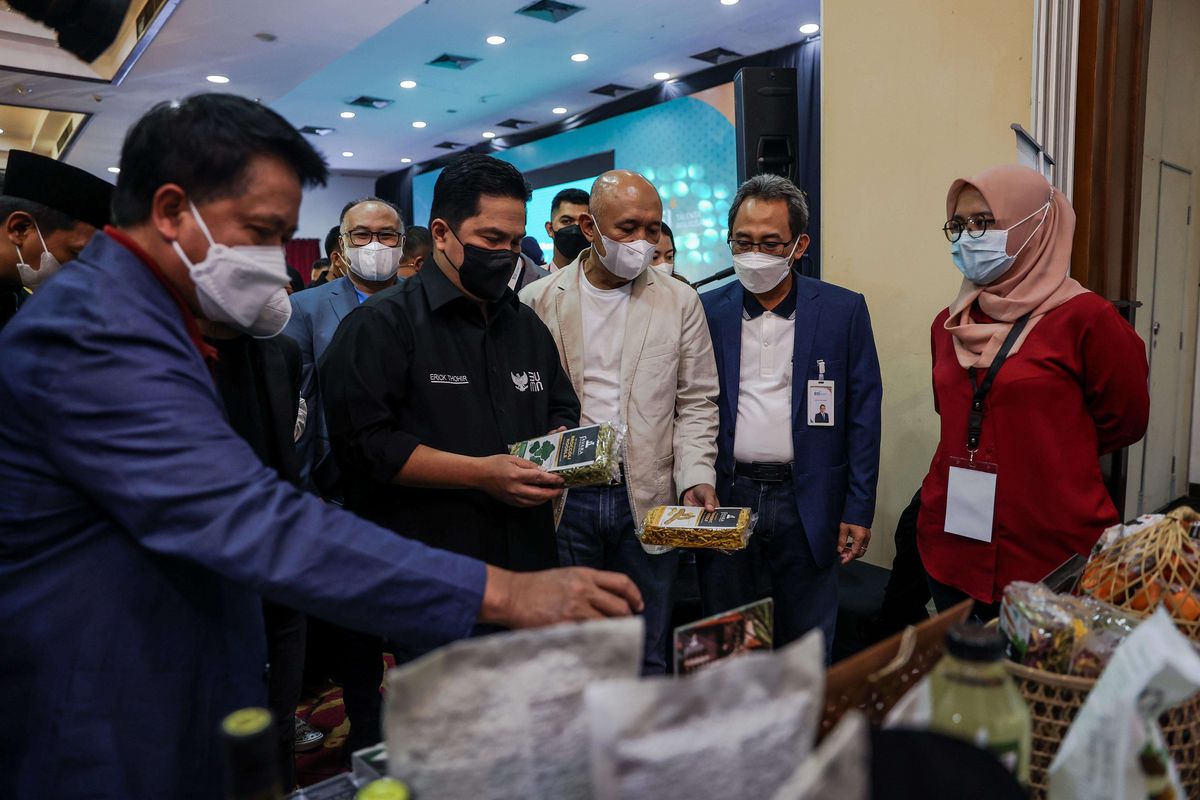 Menteri BUMN Erick Thohir (tengah) bersama Menteri Koperasi dan UKM Teten Masduki (kanan) dan Dirut Bank Syariah Indonesia (BSI) Hery Gunardi (kiri) melihat produk yang ditawarkan dalam peluncuran program Talenta Wirausaha BSI di gedung Smesco, Jakarta, Rabu (19/1/2022). BSI menggelar program tersebut sebagai bentuk keseriusan untuk melahirkan wirausaha muda dan membangkitkan ekonomi umat melalui penguatan sektor bisnis ekonomi rakyat.