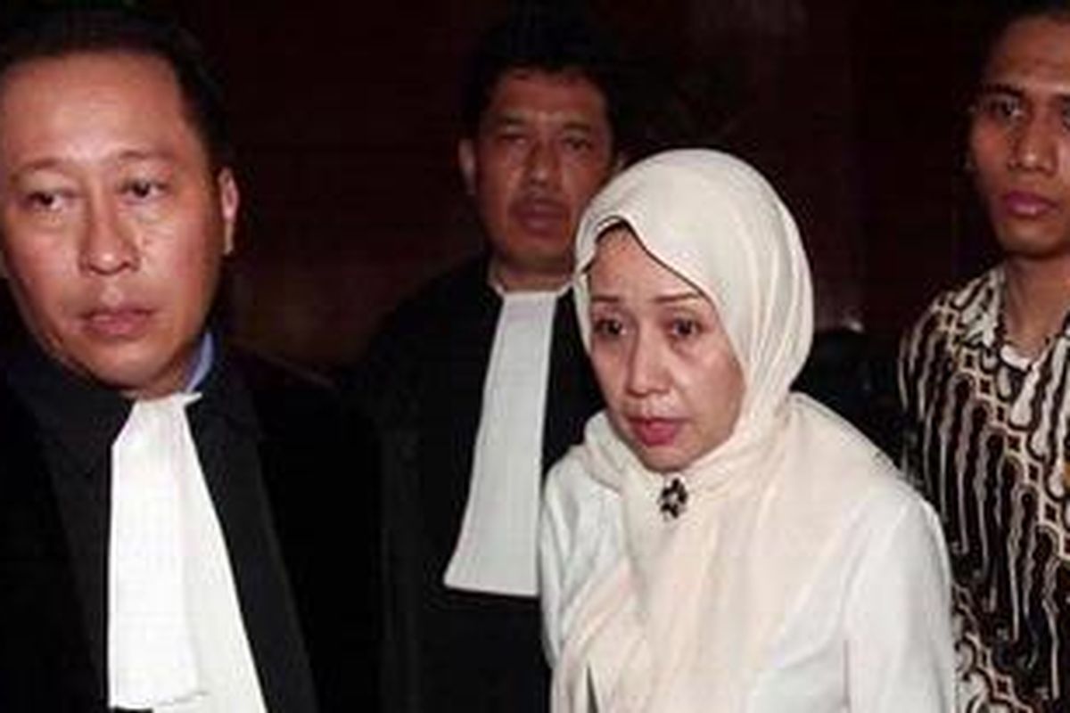 Mantan Kepala Divisi Legal Bank Century, yang juga menjadi terdakwa dalam kasus Century, Arga Tirta Kirana (tengah) didampingi kuasa hukumnya, usai membacakan pledoi atau pembelaan di Pengadilan Negeri (PN) Jakarta Pusat, Jalan Gajah Mada, Kamis (10/2/2011).