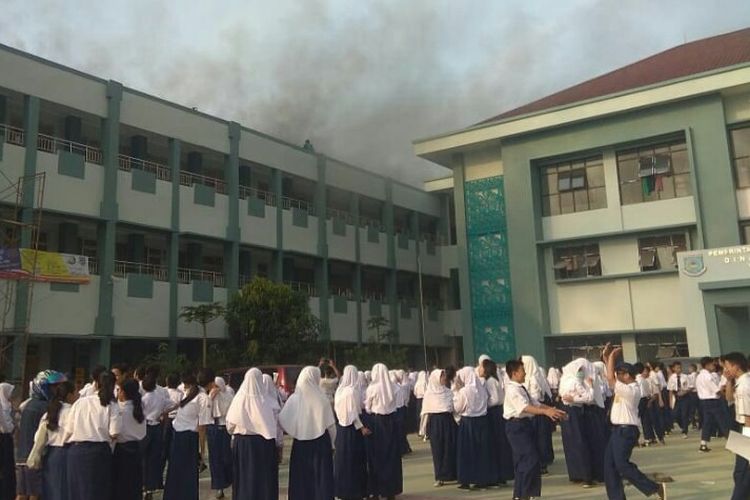 Kebakaran di Sekolah Menengah Pertama Negeri (SMPN)  8 Tangerang Selatan di Jalan Raya Serpong,  Kelurahan Muncul,  Kecamatan Setu,  Tangerang Selatan,  Senin (25/11/2019). 