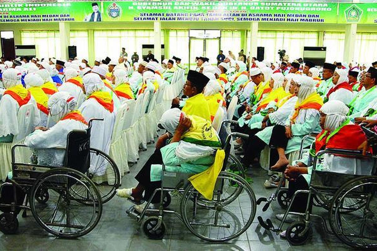 Jemaah haji berkumpul di Asrama Haji Medan, Sumatera Utara, Senin (11/10), untuk mendengarkan arahan dari Menteri Agama Suryadharma Ali. Meskipun menggunakan kursi roda, para jemaah yang tergabung dalam kelompok terbang satu itu diberangkatkan pada hari Senin (11/10) pukul 14.00.
