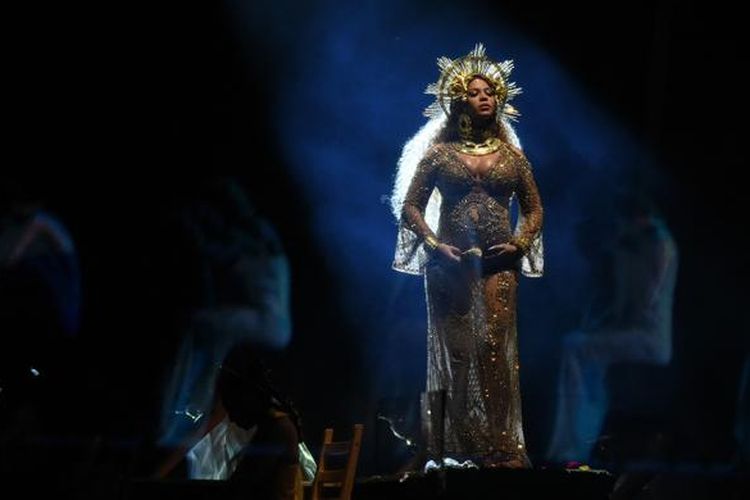 Musisi Beyonce yang tengah hamil, tampil menghibur pada perhelatan Grammy Awards 2017 di Staples Center, Los Angeles, California, Minggu (12/2/2017).
