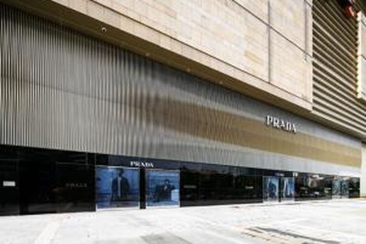 Prada membuka butik pertamanya di Nanning, China. Butik mewah tersebut berada di kompleks pusat perbelanjaan bergengsi, MixC. Butik ini, seperti beberapa butik Prada lainnya di seluruh dunia, juga didesain oleh arsitek Italia, Roberto Baciocchi.
