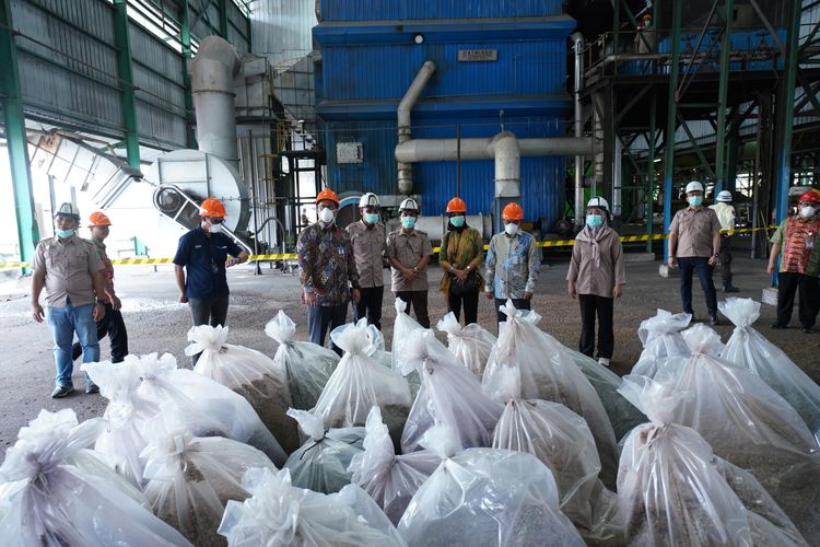 Uang kertas tidak layak edar yang sudah diolah jadi Limbah Racik Uang Kertas (LRUK) digunakan untuk bahan bakar pengolahan CPO di Bangka Belitung, Minggu (14/1/2024).