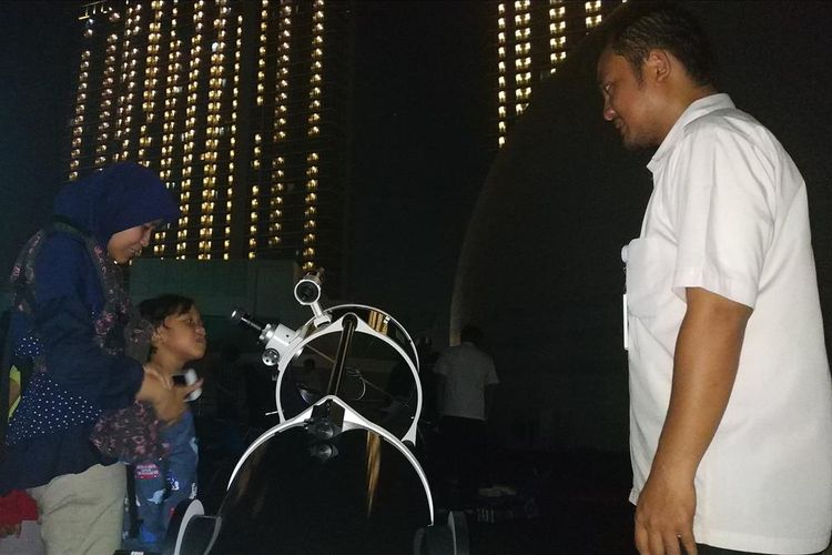 Sejumlah pengunjung tampak antusias meneropong planet Jupiter di Planetarium Jakarta, Rabu (12/6/2019).