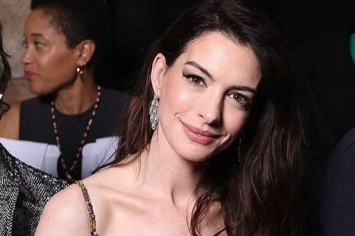 Anne Hathaway saat menghadiri acara pesta Valentino.