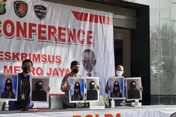 Kabid Humas Polda Metro Jaya, Kombes Pol Endra Zulpan, menjelaskan kronologi penangkapan artis CA, di Polda Metro Jaya, Jumat (31/12/2021).