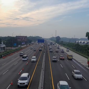 Arus lalu lintas di Km 57 ruas jalan tol Jakarta - Cikampek, Kamis (25/3/2026) pukul 06.00 WIB.