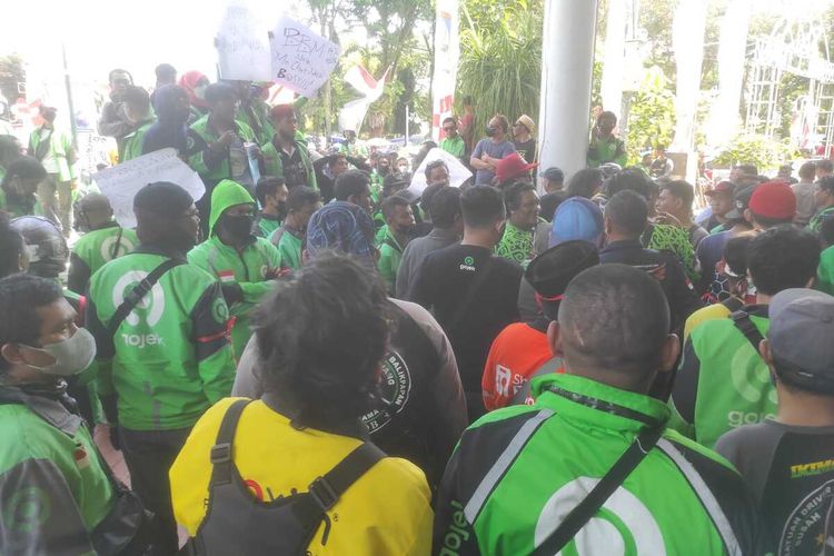 Pasukan ojol di Balikpapan menggelar aksi demo di depan Kantor DPRD Balikpapan