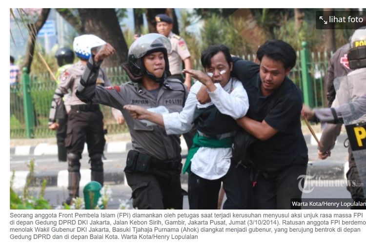Tangkapan layar foto Tribunnews.com, seorang anggota FPI diamankan polisi