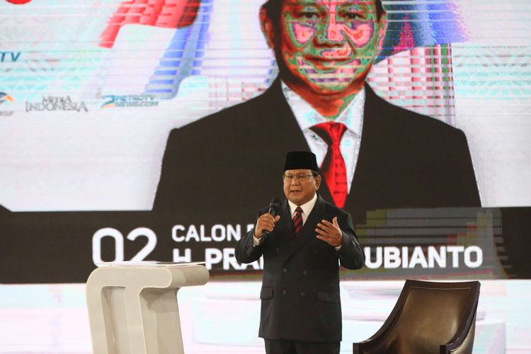 Calon presiden nomor urut 02 Prabowo Subianto memaparkan visi misi pada Debat Keempat Calon Presiden Pemilu 2019 di Jakarta, Minggu (30/3/2019). Debat malam ini menggambil tema ideologi, pemerintahan, pertahanan dan keamanan, serta hubungan internasional.