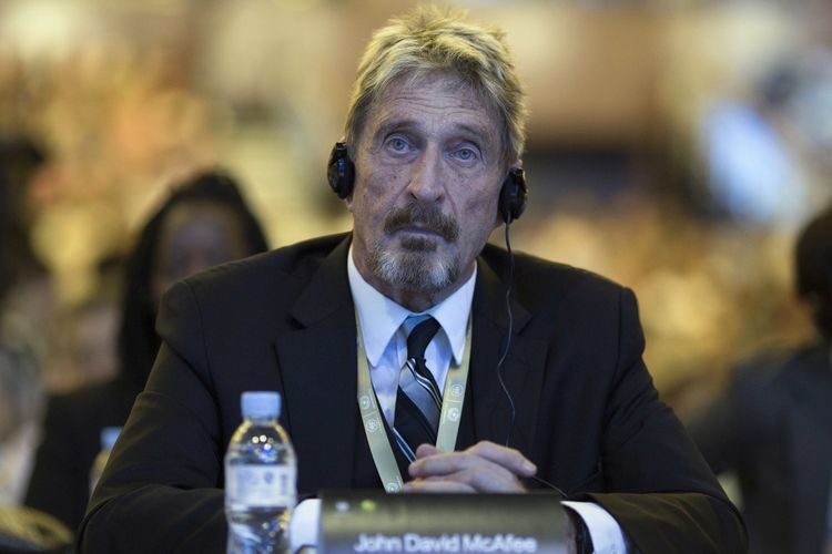 Foto tanggal 16 Agustus 2016 menampilkan pendiri antivirus McAfee, John McAfee, sedang menyimak acara di 4th China Internet Security Conference (ISC), Beijing, China.