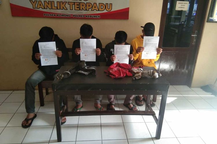 Empat remaja yang terlibat perang sarung menjalani pembinaan di Mapolsek Klirong, Kebumen, Jawa Tengah, Senin (11/4/2022).