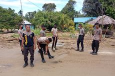 Banjir di Teluk Wondama, Aparat Gabungan Bersihkan Lumpur dan Kayu