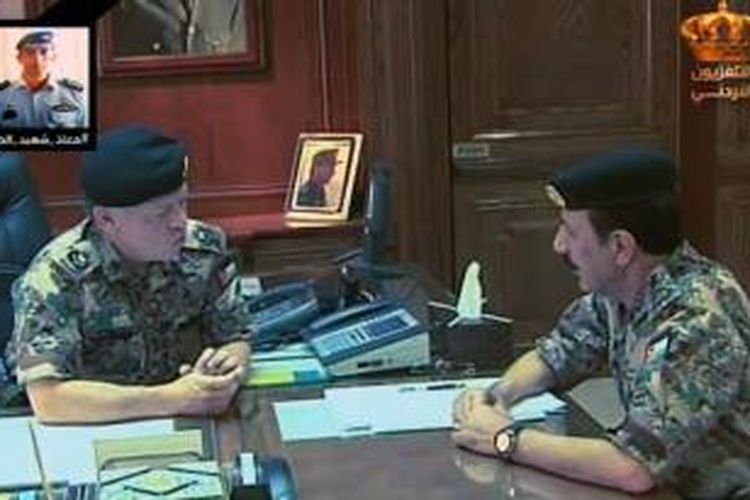 Raja Abdullah II sedang berdiskusi dengan panglima angkatan bersenjata Jenderal Mashal Mohammad al-Zaben di Amman untuk membicarakan serangan terhadap Negara Islam Irak dan Suriah (ISIS).