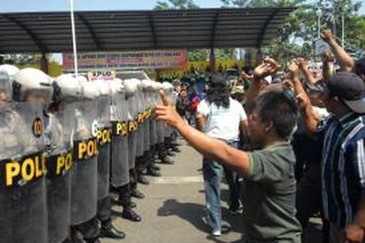 Suasana simulasi pengamanan Pilkada Kabupaten Malang, Jawa Timur, yang digelar Polres Malang. Dalam simulasi itu dua warga perusuh ditangkap dan satu orang ditembak karena melawan polisi dan melakukan penjarahan di sebuah toko dekat lokasi aksi. Warga menuntut Pilkada ulang. Selasa (25/8/2015).